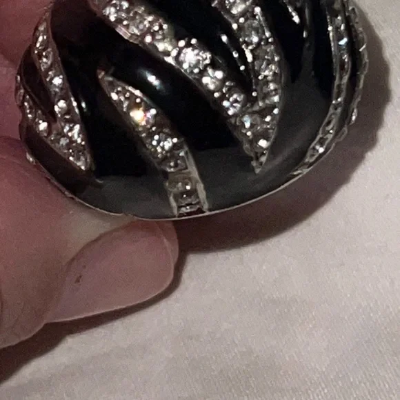 Elegant Black and Silver Women's Ring - Picture 4 of 8